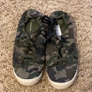 NWT. Camouflage sneakers. Size 11